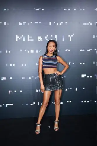 吉克隽逸亮相时尚活动 背心配短皮裙马甲线若隐若现