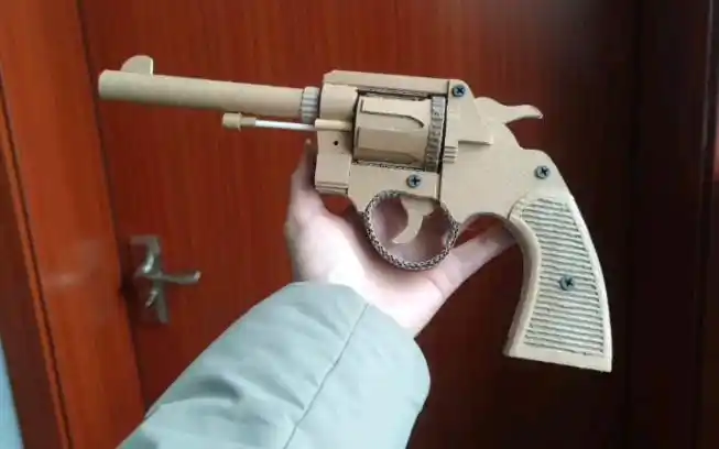 用牛奶纸箱盒做左轮手枪,教程