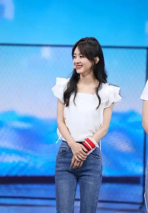 33岁赵丽颖太绝了!穿白色上衣配牛仔裤清新大方,笑起来好甜