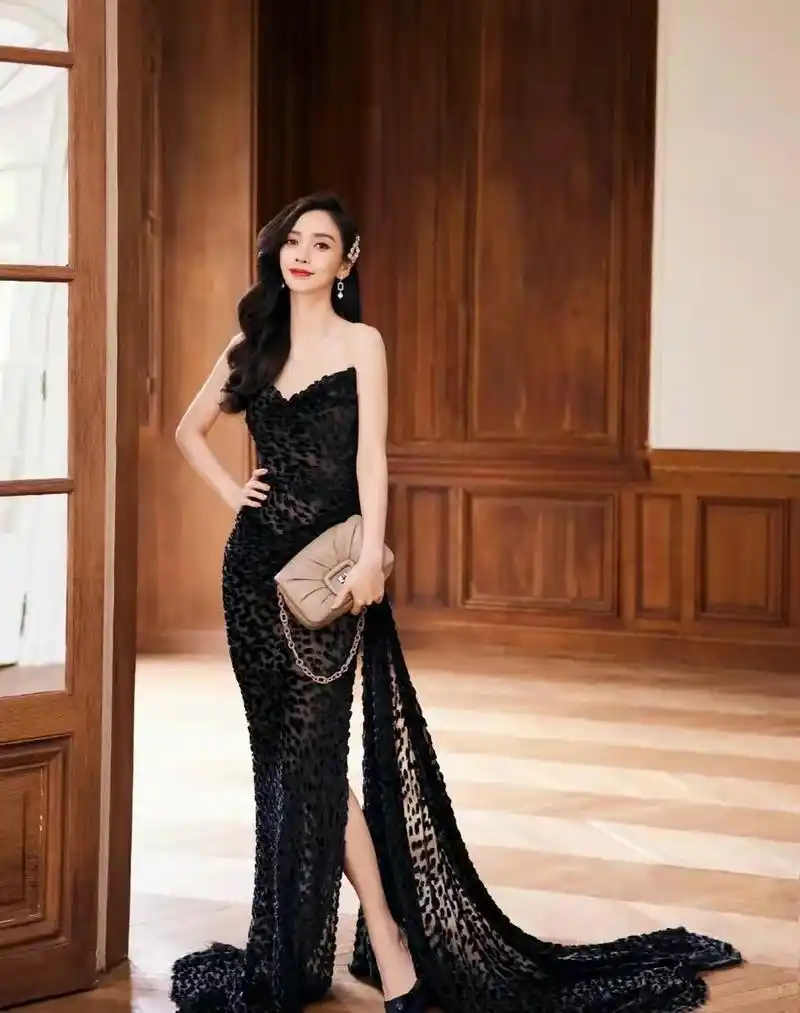 angelababy巴黎活动造型大片释出,身穿黑色礼服绽放优雅摩登之姿.