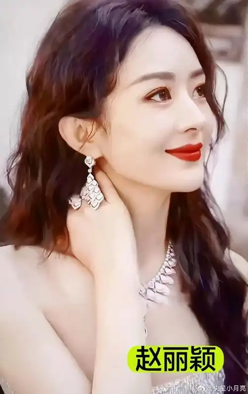 第一位赵丽颖,人都说是"仙女转世",好看的瓜子脸型,笑起来圆润可爱