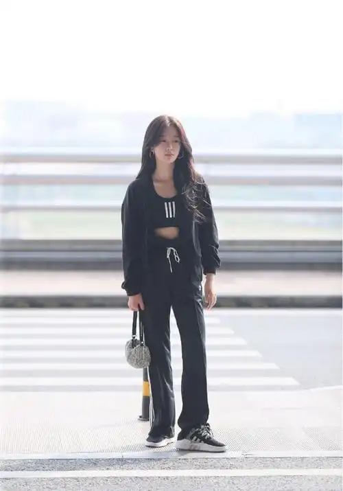 虞书欣真会穿搭丸子头配粉色卫衣牛仔裤走机场秒变初恋女友