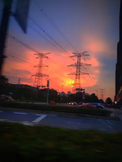 傍晚拍的照片只要把照片亮度拉低就会有很神奇的效果