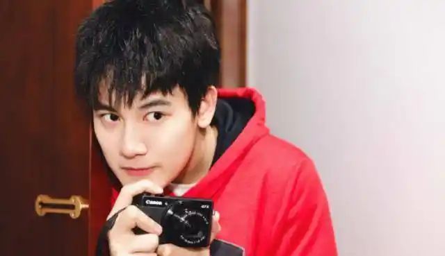 胡先煦疑似分手刚被曝出,新恋情就疑似曝光,和美女亲密拥抱_黄帽子