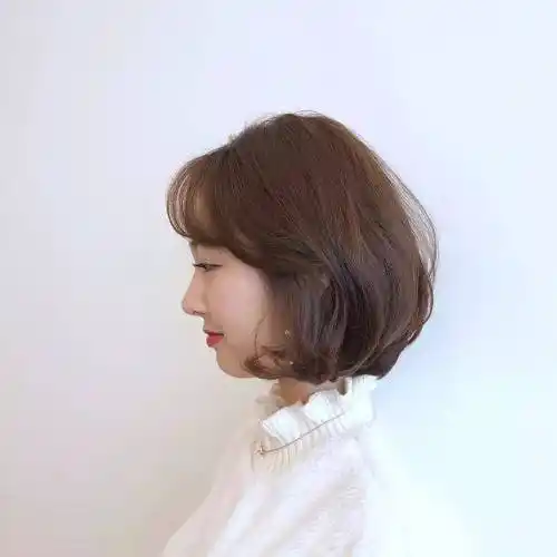 大饼脸塌鼻梁适合什么发型3,侧分的蛋卷头短发第3款要给大家推荐的