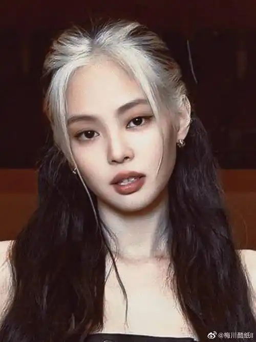 正脸素颜照实在找不到,以前也没注意现在越看越觉得嘴凸,喜欢jennie的