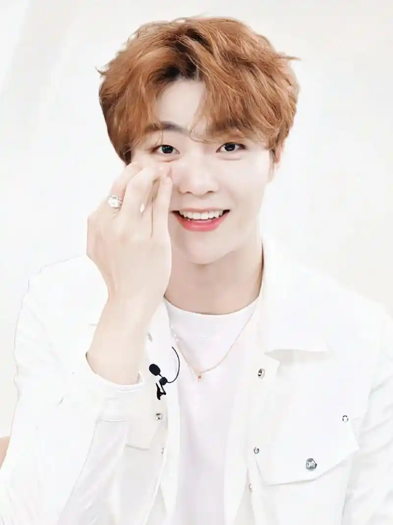 陈立农的高清壁纸94,真的是一整个被帅到啊~  我第一次见到陈立农是