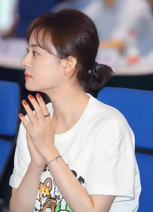 孙俪留长发太惊艳,不整容不打针美的自然有特色,打扮稚嫩像20岁_显得