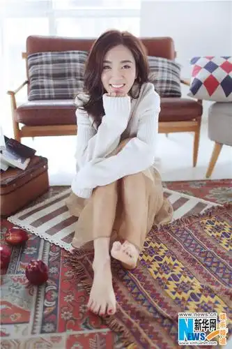 王晓晨圣诞文艺大片曝光诠释冬日森女风图