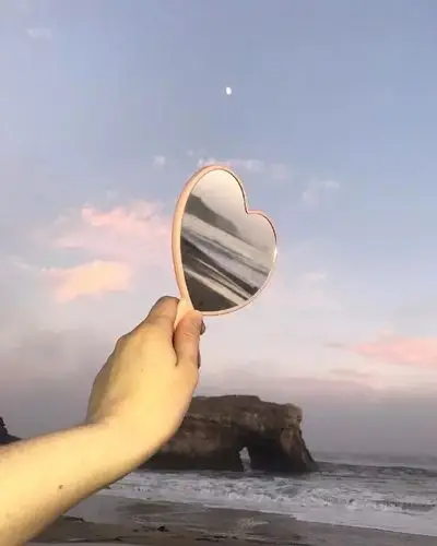 个性图片我与你隔着长风深谷近不得退不舍