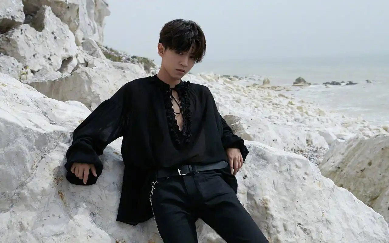 王俊凯超帅时尚高清桌面壁纸