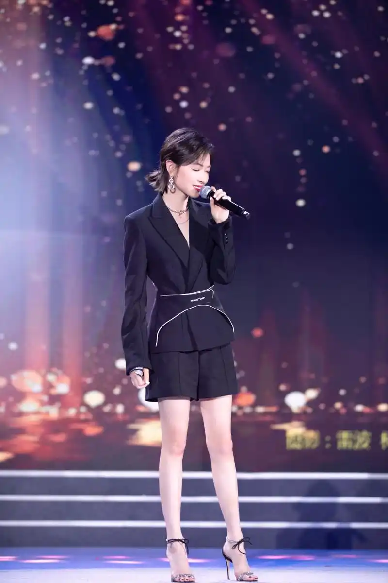 万茜 高跟凉鞋美jio丫[爱你][爱你] 676767