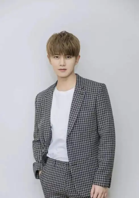 任嘉伦越发帅气了,穿白色连帽衣配厚重刘海,又酷又时髦架势十足