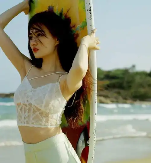 女神徐璐晒性感泳照!后背仅绑两根细绳,大长腿又白又细超抢镜