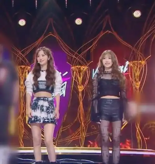 虞书欣和baby同台比腿,还特意加双丝袜,却被对方一个地方给秒了