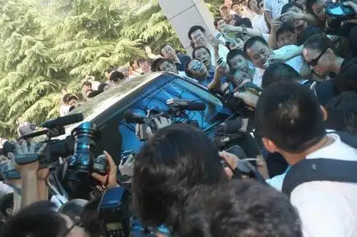 宋丹丹的车被围的水泄不通新浪娱乐讯 文兴宇追悼会及遗体告别式于3日