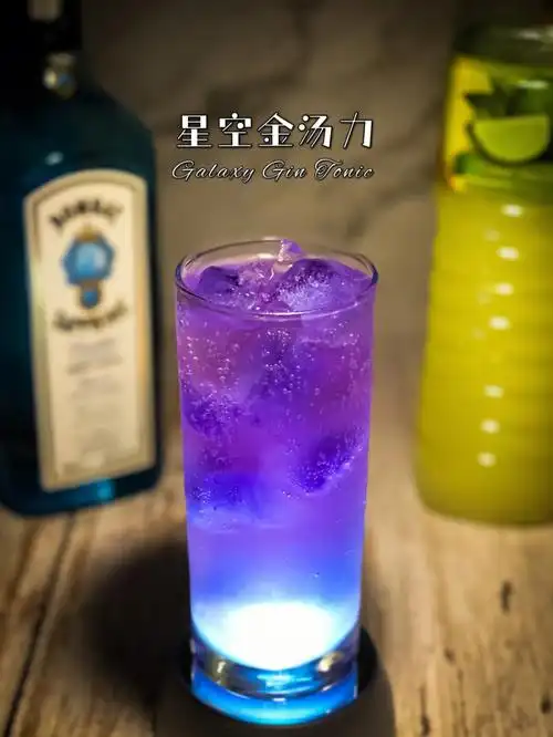 在家调酒美丽夜空下的一杯星空金汤力