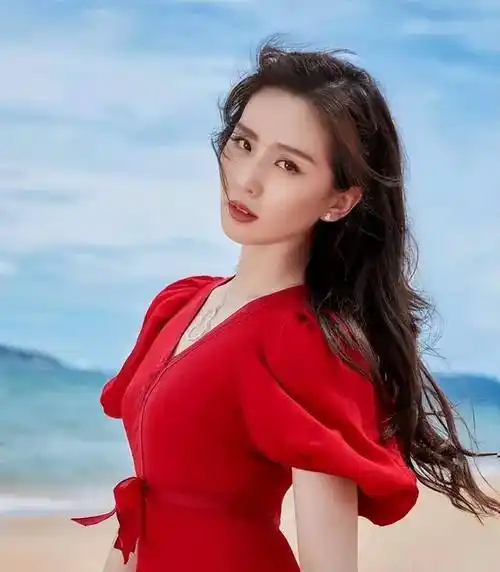 刘诗诗一袭红裙冷艳凌厉 着登山服好随性英姿飒爽,美艳无双!