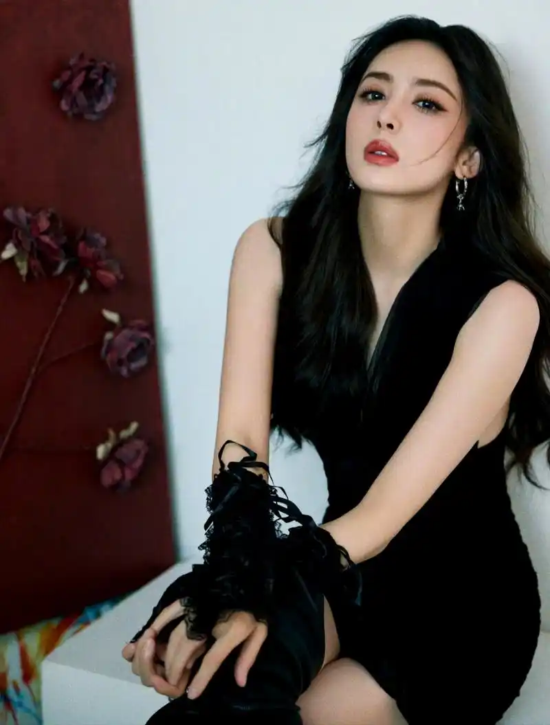 古力娜扎穿黑色裙子,感觉没有穿白色裙子好看.