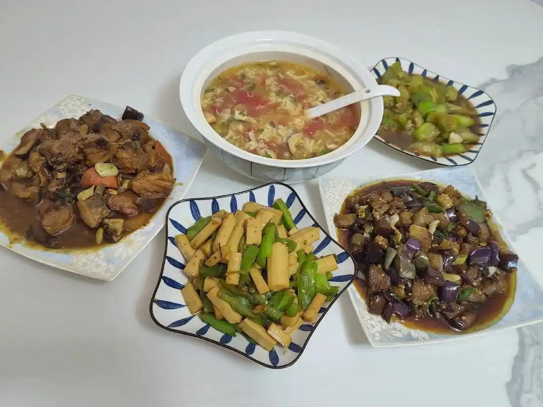 只要是他在家吃饭,餐桌上总会有他爱吃的菜,他不加班的时候在家 - 抖