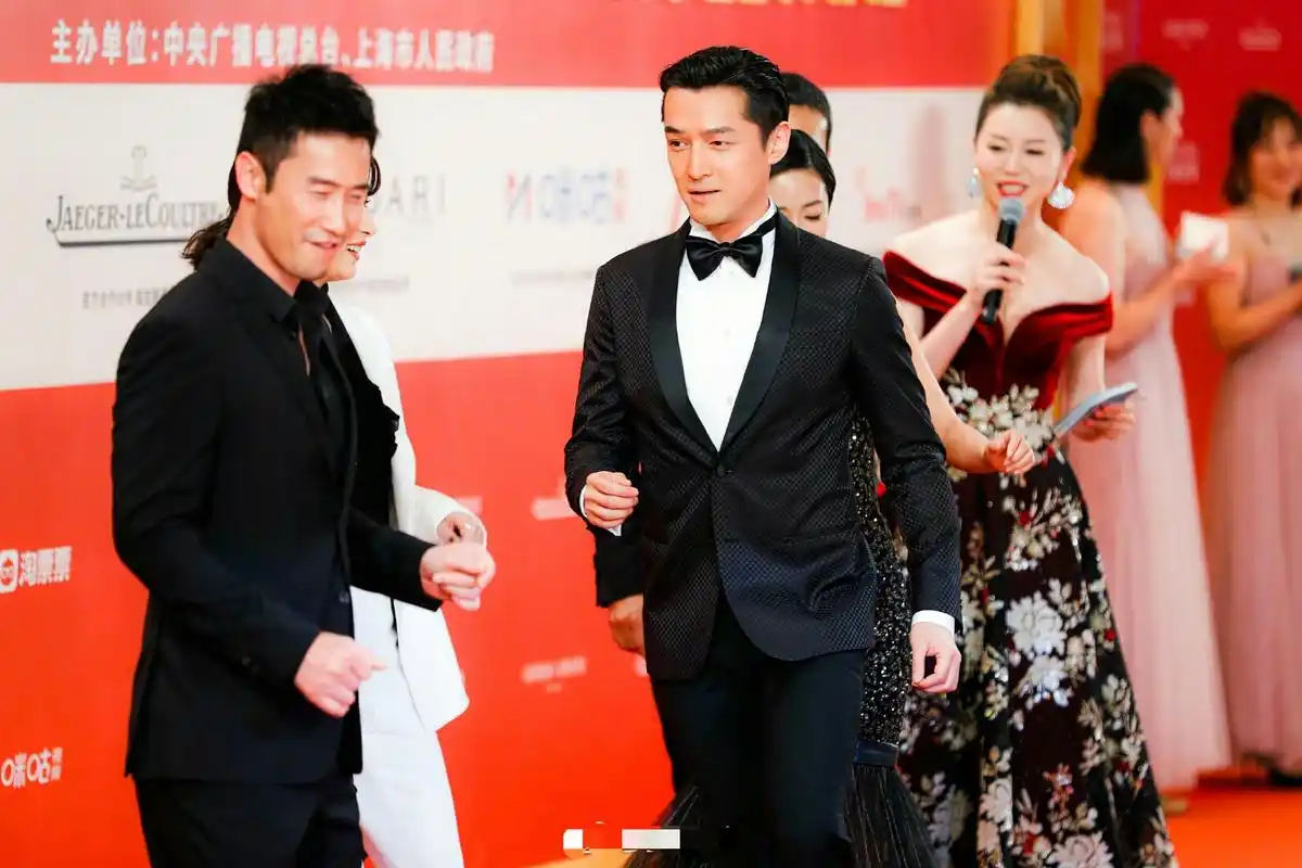 胡歌出场必有惊喜,登台献跳广场舞,还让雷佳音秒变迷弟脸