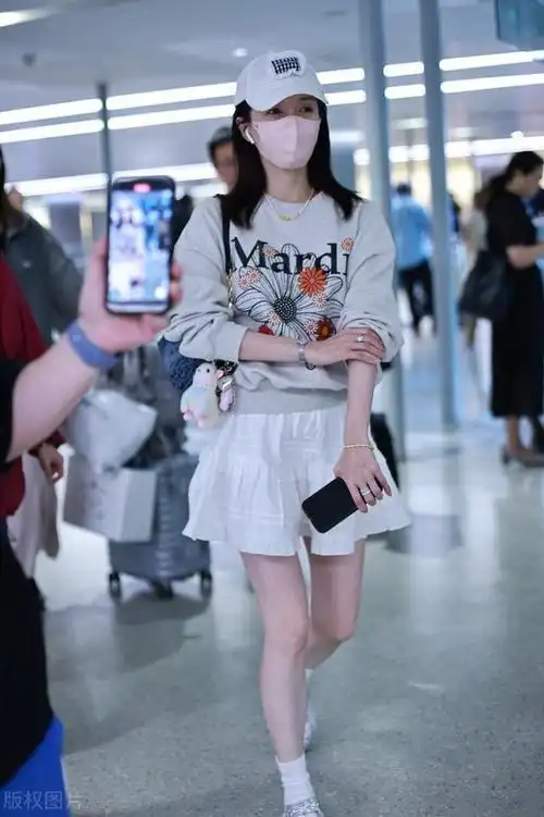 江疏影落地上海机场,身穿白色超短裙活泼少女