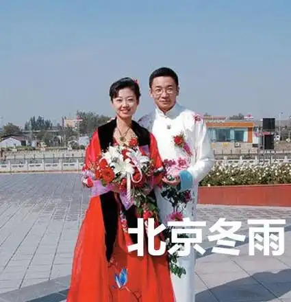 网曝央视主持人高博结婚照 妻子现攻读博士学位