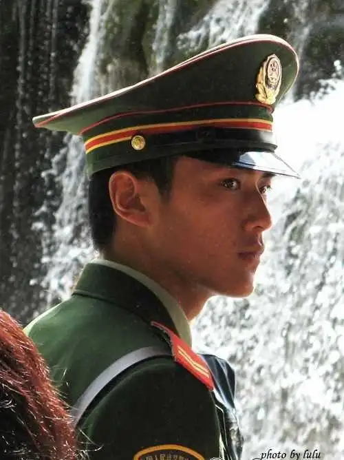 组图:中国最帅的80后军人 不用任何修饰的男人_高清图集_新浪网