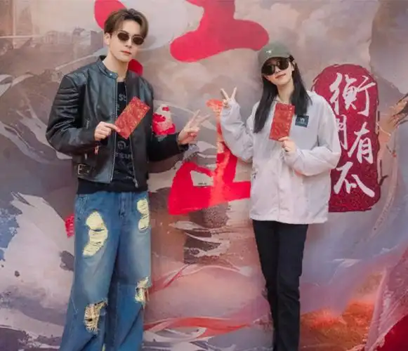 白鹿新剧临江仙开机新造型令人期待男主人气不输张凌赫