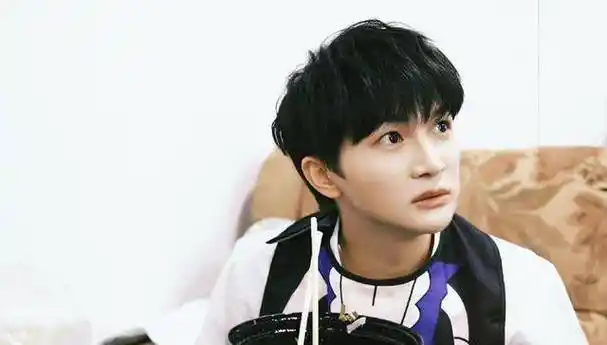 周深:优质艺人戏路多,12月31号夜同一时段现身3台"跨年晚会"_卫视