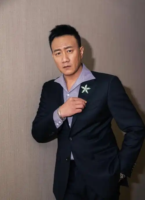 演员胡军,喝酒喝出个老婆,结婚22年零绯闻