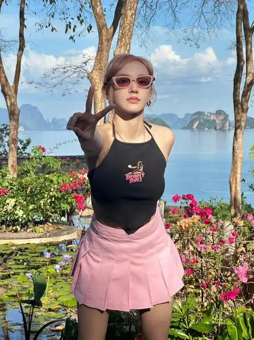 程潇晒泰国游客照,泳装吊带尽显好身材