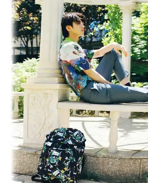 酷酷的花衬衫boy  #蔡徐坤范思哲全球品牌代言人