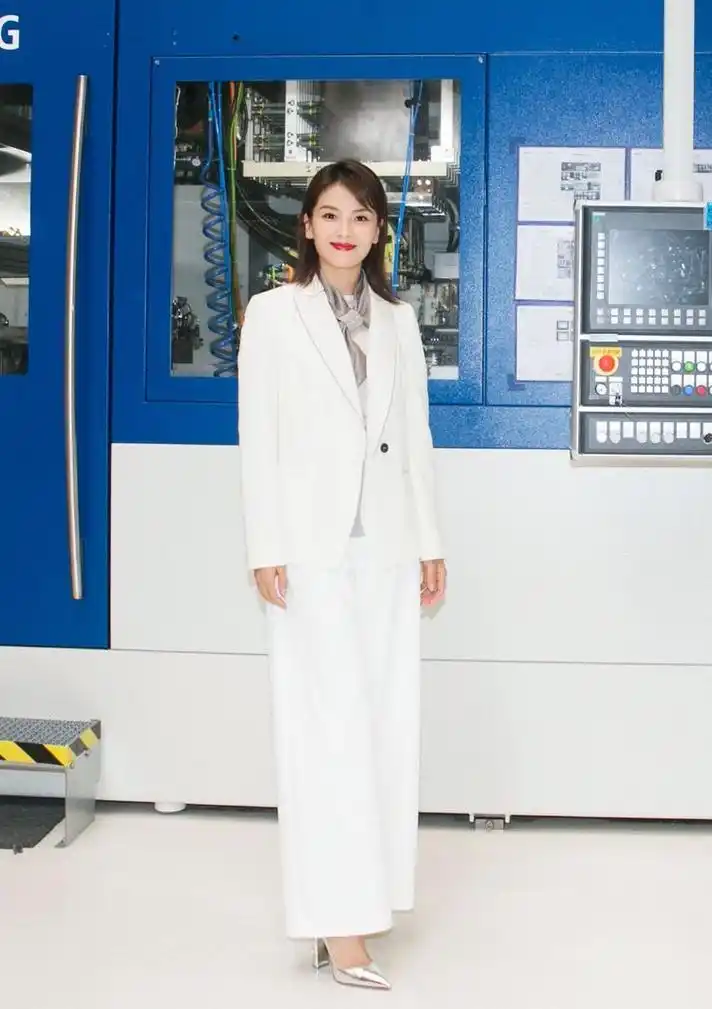 跟着刘涛学穿搭一身白色套装造型温文尔雅41岁美的与众不同风景线