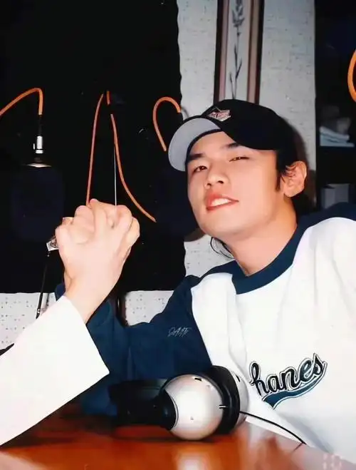 周杰伦个人资料和简历(歌手周杰伦出生家世及个人经历)-壹晶度