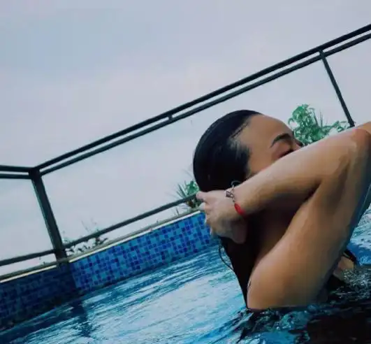 港星容祖儿更新动态晒出游泳照怼脸自拍状态超好