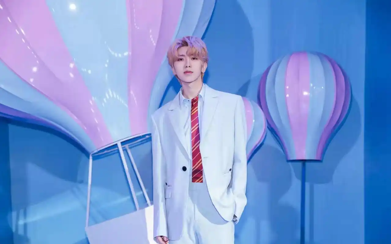 浅蓝色西装蔡徐坤也安排上了,搭配时髦刘海短发,帅出新高度!