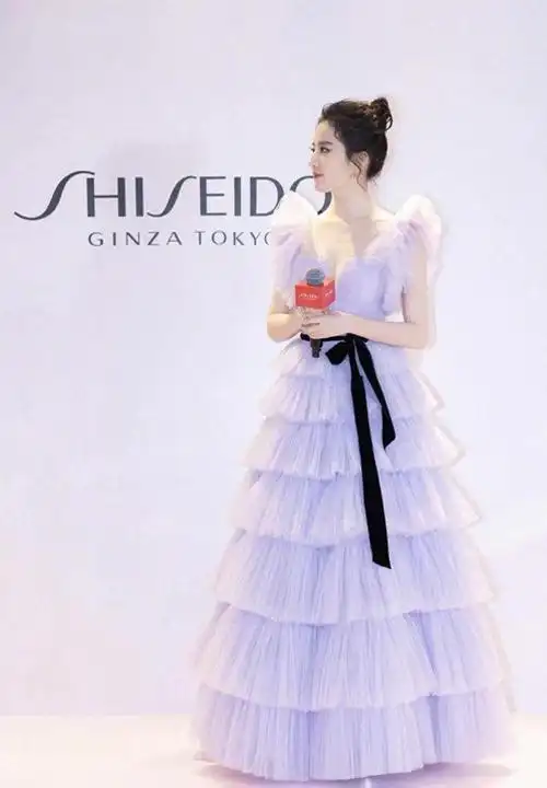 我被刘亦菲的尤物气质迷住了穿挂脖连衣裙又惊艳了红毯