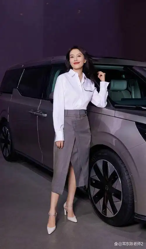 高圆圆工作室发布全新写真照,职场精英造型惊艳亮相