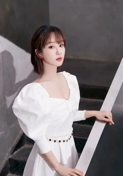 杨紫终于选对发型,齐刘海短发搭白色公主袖长裙,清新时尚又养眼