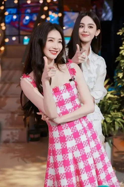 闺蜜同框再次惊艳!古力娜扎晒与江疏影合照,同款美貌抢尽风头