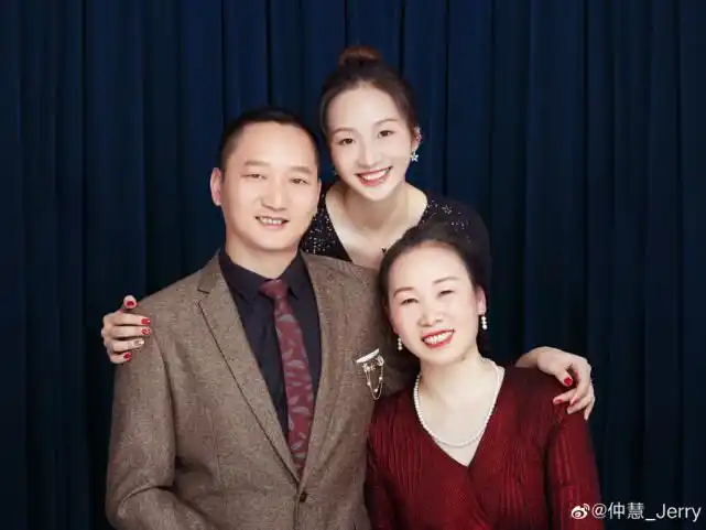 中国女排23岁新星晒全家福,一家三口都拥有高颜值