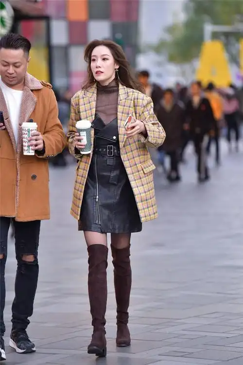 冬天穿过膝靴保暖时尚,高跟和平底款式,哪一款更容易穿出气质?