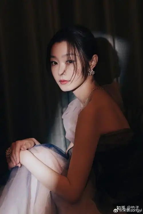 宋轶最新美照分享雾霭沉沉璀璨伊人宋轶烟粉墨染礼服裙好美啊
