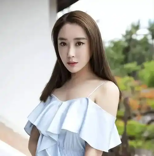 雷佳音携老婆参加校友会,孙艺洲夫妇也在,两位明星太太气质开挂