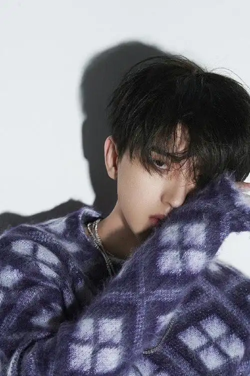 真不愧是蔡撩撩蔡徐坤穿西装配针织衫帅气撩人魅力难挡