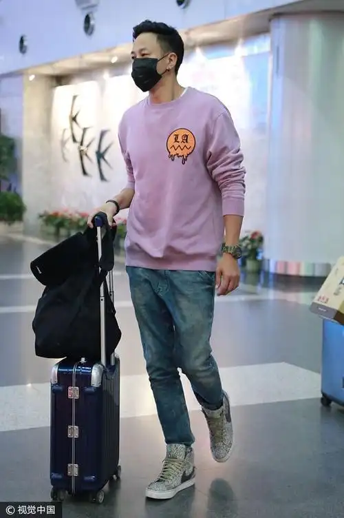 图片来源:mk/视觉中国何润东现身机场.