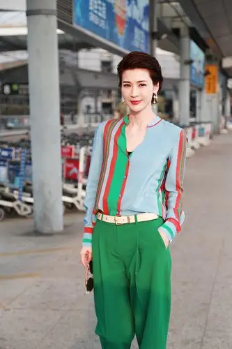 4 童蕾出席品牌活动 身着套装俏皮不失优雅