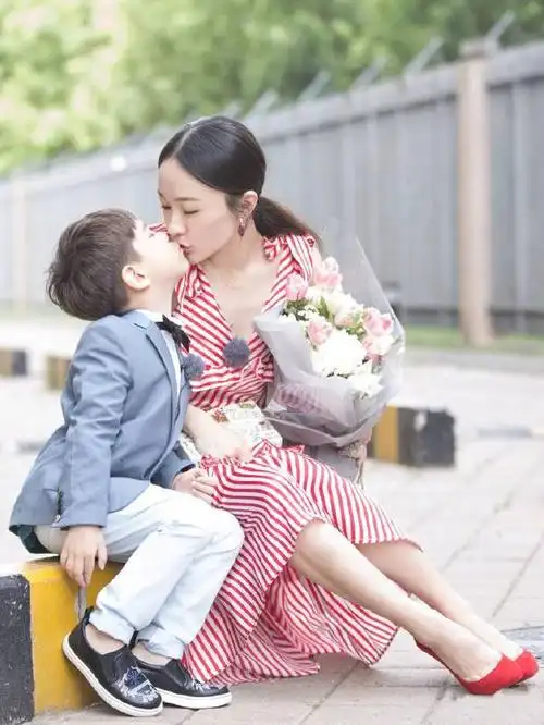 霍思燕虽然身材娇小,但是也有166cm的身高,而且瘦归瘦但是身材属于有