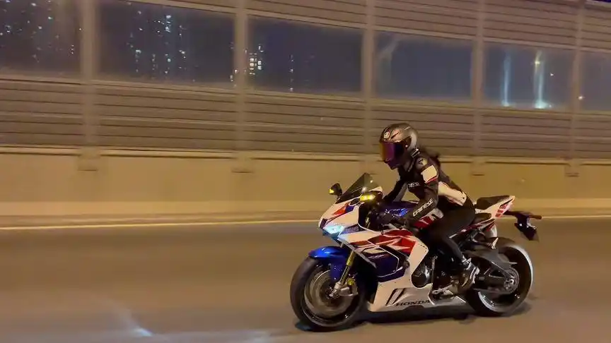 晚上啦 出来骑车呀 #女骑 #机车 #机车小姐姐 #最酷机车女孩